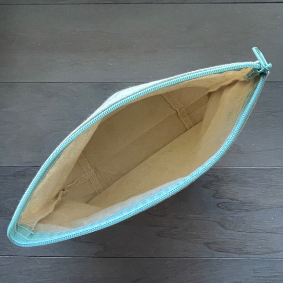 NWT Get Out of Town Bundle: Travel Pouch, Skincare Minis, Packing Guide - Picture 9 of 12